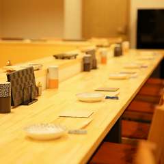 一人のみや友人との語らいに。ゆったりと過ごせるカウンター