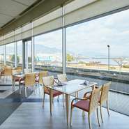 琵琶湖を臨む【レストラン　ザ・ガーデン】。大きな窓から自然の光が差し込む、開放的で清々しい空間です。