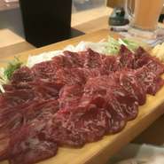 オーナー自ら厳選したお肉屋さんから仕入れています。
脂身でとろっーと。