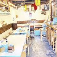 海の家をイメージした店内です。。
BGMも海や夏を意識したものが多いです。
リクエストもOK!!　気楽な雰囲気ずくりを心がけてます。。