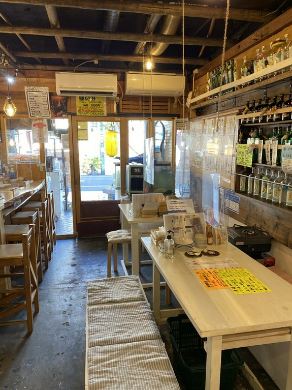 海の家風な室内。