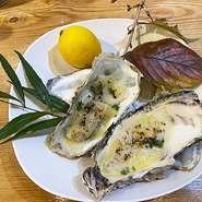 ぷっくら牡蠣を自作のホワイトソースからグラタンに仕上げました。そこにバケットを添えて。人気商品です。