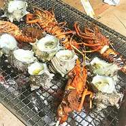 漁師さんから直接に仕入れてるので半値で提供。活伊勢海老・サザエは絶品。彼女受け間違いなし。この夏は。