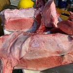 ・カマトロ丼4500円が2500円・カマトロ刺し2500円が1人前1800円。
・イカ・マグロ丼、1200円　・いかサーモン丼1200円・まぐろ、エンガワ丼1800円　受付10時から18時・火曜日から木曜日限定・お渡し16時から19時まで