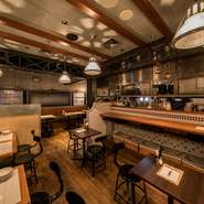 黒を基調としたシックな店内で、自分だけの時間をしっかりお楽しみいただけます。また、4名様のご利用も可能なテーブル席もご用意ございます。