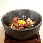 石焼ビビンバに牛カルビ肉を加えた定番の逸品