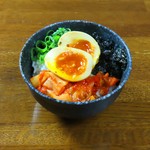 韓国風味付け玉子とキムチをのせたごはん