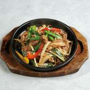 漬けこんだ牛バラ肉を春雨と野菜で鉄板焼きに