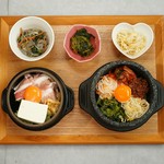 人気の韓国メニューを組み合わせて楽しめるお得なビビンバ＆ハーフのセットです。（ナムル2種つき）

【選べるハーフ】
・豚スンドゥブ（味噌）
・冷麺
・辛冷麺