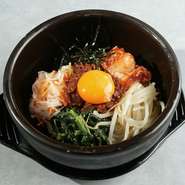 具材が選べるビビンバ、ナムル2種、ごはんが付いたとってもお得なセットです

【セット内容】石焼ビビンバ/石焼チーズビビンバ/石焼明太子ビビンバ／どっさり韓国のりとチーズ石焼ビビンバ／石焼カルビビビンバ