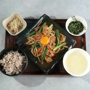 ランチはもちろん、夜も定食をご用意しております。人気のスンドゥブやビビンバ、冷麺、そしてスタミナ韓国炒めなどバリエーション豊富なランナップ。お好きなメインにごはん、ナムル2種が付くセットや、唐揚げ＆ヤムニョムが楽しめる「唐揚げセット」、ぷるぷる水餃子が味わえる「水餃子セット」などボリューム満点！