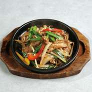 漬けこんだ牛バラ肉を春雨と野菜で鉄板焼きに