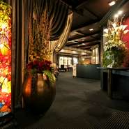 ヒルトン福岡シーホーク6階にあるレストランが【和タリアン　セブンテーブルズ】です。 和食とイタリア料理が融合した「和タリアン」と、アンティークを基調とした空間で「7つのテーブル」が出迎えてくれます。