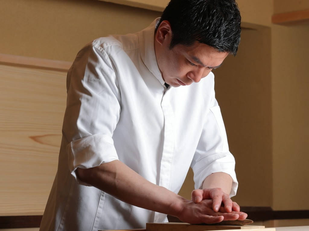 ひき立ての出汁の香りと温度を感じつつ、お椀の旨味にひたれる