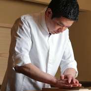 日本料理の華である『お椀』は、店主がゲストの前で一番出汁をひき、椀種と合わせて完成するスタイル。鹿児島指宿産の本枯節と北海道香深産の利尻昆布でとる出汁の豊かな香り、温度感、奥深い旨味に心から憩えます。