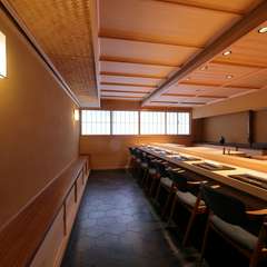 食を愛する大人客の特等席。変幻自在な趣向にゆったり憩える