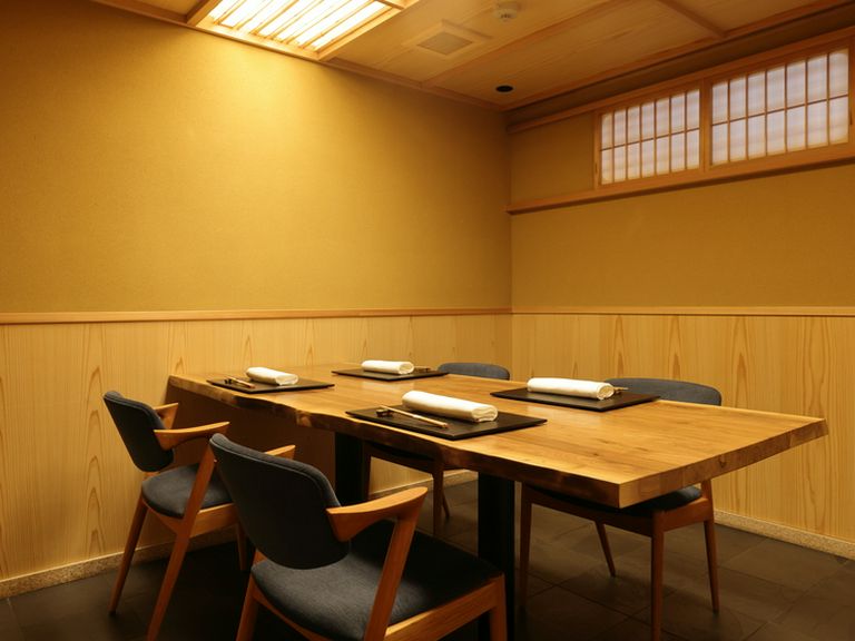 記念日やお祝い事、接待や会食などに向く完全個室を用意