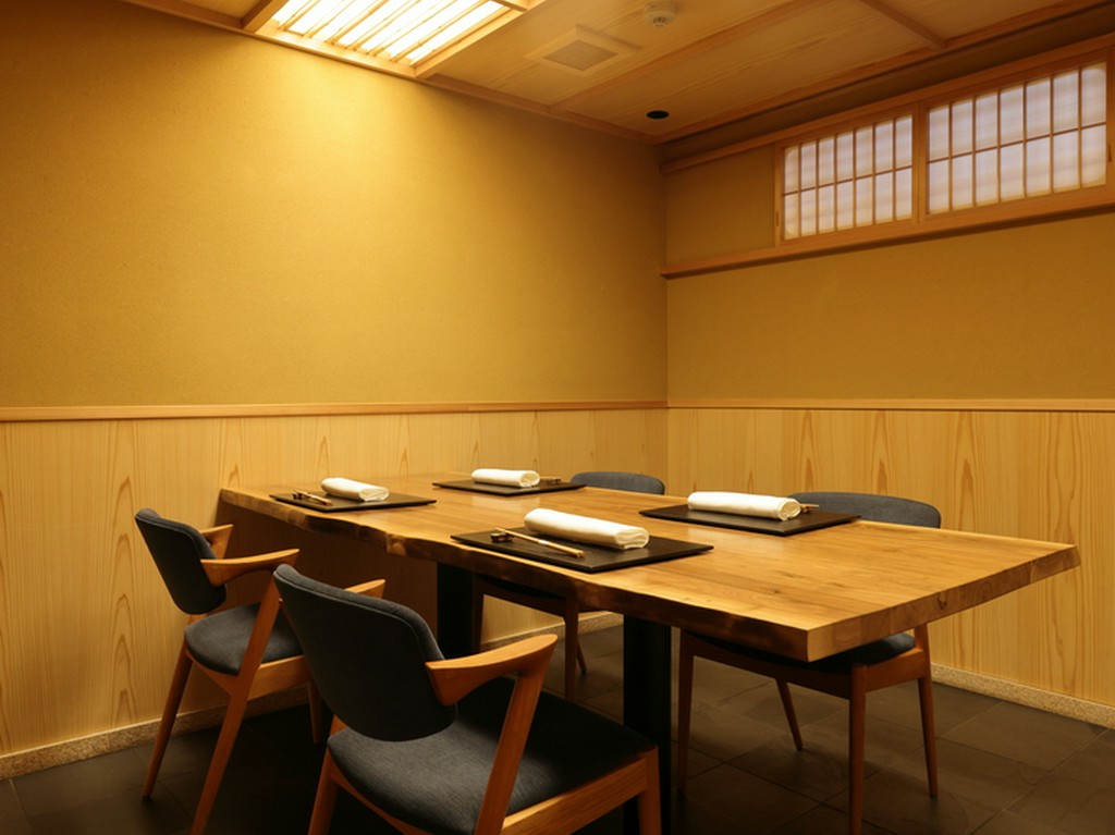 記念日やお祝い事、接待や会食などに向く完全個室を用意