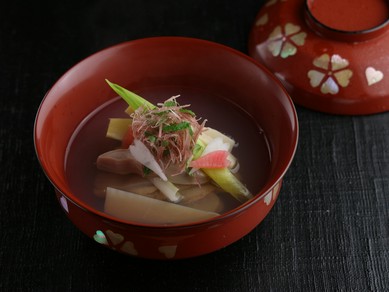 心を揺さぶる香りと味わい！ 目の前で出汁をひく『お椀』