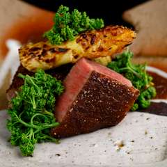 豪快さと繊細さが巧みに調和。炭火焼で仕上げる『お肉料理』