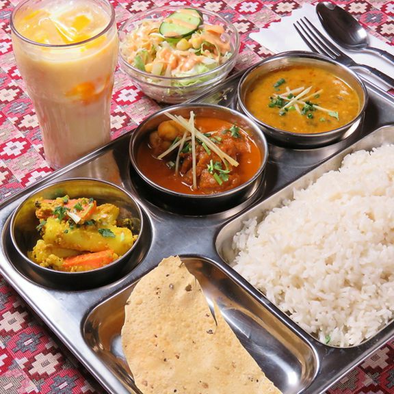 カレーをご堪能頂きたい方に『ネパールタリセット』1,380円〜