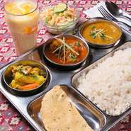 本場のカレーは絶品！チキン又はマトンカレーと豆カレー、サラダや野菜の和え物がセットになった贅沢なセット！種類が豊富なのでどれにするか迷ってしまう方は、大人気のこちらを！
