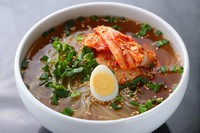 スープは、牛骨・鶏がら・バラ骨の3種類ブレンド
麺は白い細麺を使用
小　850円