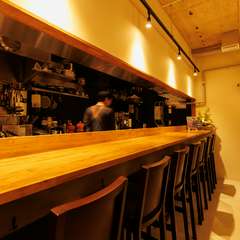 座席の周囲にひと工夫。カウンター席のみでも広さを感じる空間に