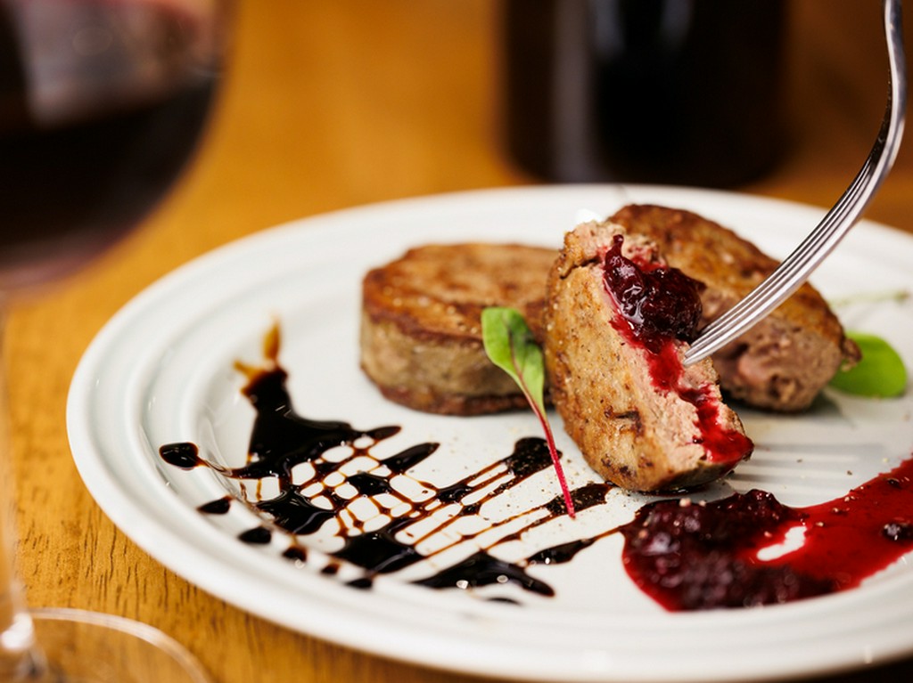 気軽に立ち寄り、多彩な小皿料理とともにお酒を楽しむ贅沢な時間