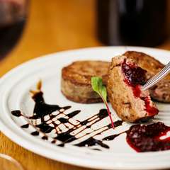 気軽に立ち寄り、多彩な小皿料理とともにお酒を楽しむ贅沢な時間