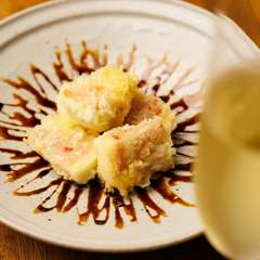 軽やかな食感でとろりとクリーミー、お酒が進む『カマンベールの生ハム巻き天ぷら』