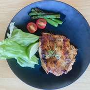 カリブ海ジャマイカの料理。
コク深い旨味スパイスを配合した自慢のグリルチキン。
辛いのが苦手は方でもおいしく召し上がれます。
オーナー直伝のメニューで自慢の一品。
※数に限りがございます。ご了承ください。