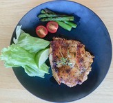 カリブ海ジャマイカの料理。
コク深い旨味スパイスを配合した自慢のグリルチキン。
辛いのが苦手は方でもおいしく召し上がれます。
オーナー直伝のメニューで自慢の一品。
※数に限りがございます。ご了承ください。