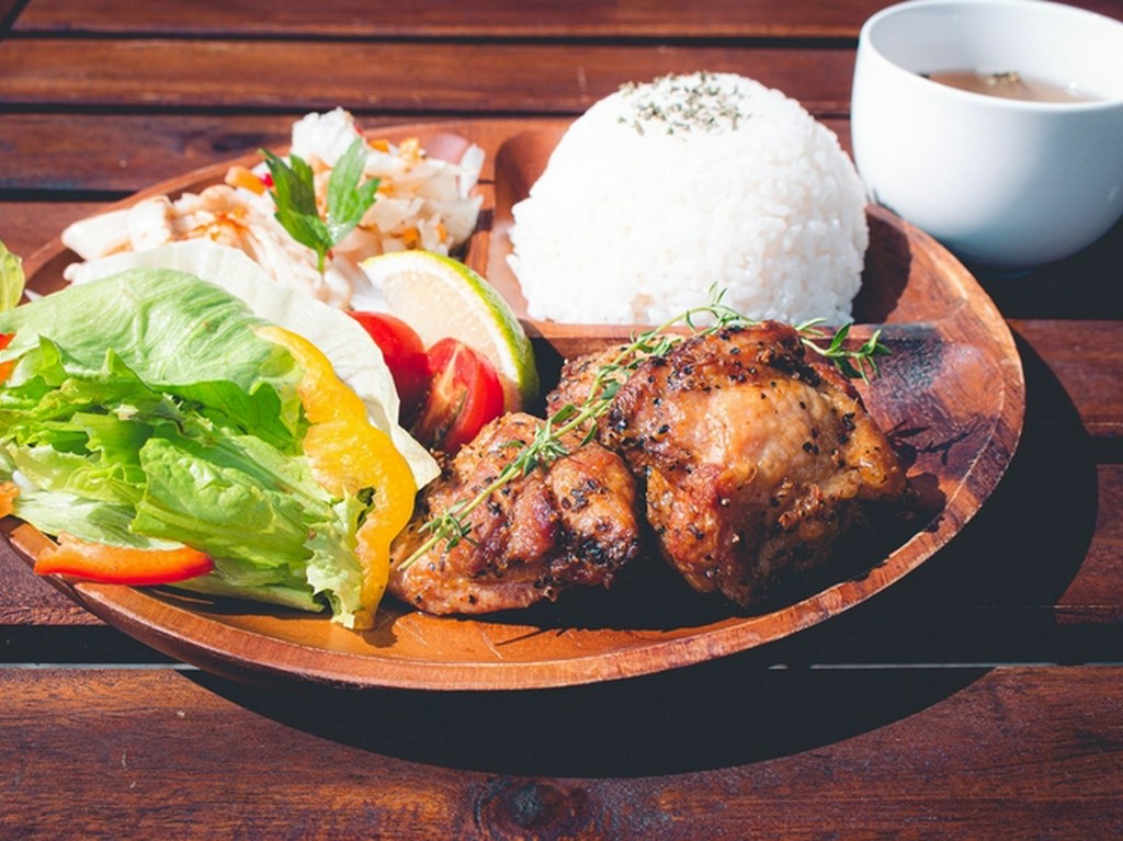 スパイス香る本格ジャークチキンランチ