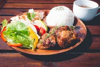 当店の看板メニュー。多種のスパイスを使用した味わいが特徴です。BBQでも提供している自慢の一品です。
【スープ・ドリンク・ミニデザート付き】