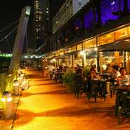 ガラス張りの明るく開放的な雰囲気と木目調の店内が人気のイタリアンレストラン！