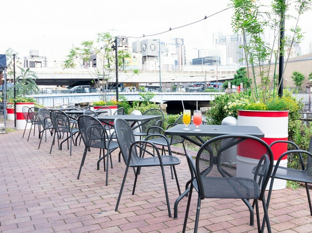 昼と夜で雰囲気が大きく変わるリバーサイドのテラス席