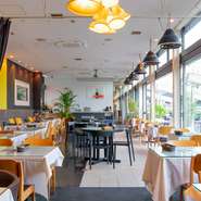 お昼は明るく開放的な雰囲気。夜は夜景を楽しみながらお寛ぎ下さい。102席ご用意しております。