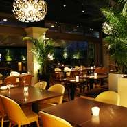 広々とゆったりした空間と落ち着いた照明の店内でリラックスいただけます。