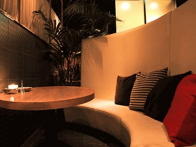 華やかな料理と雰囲気抜群のBOXソファー席♪