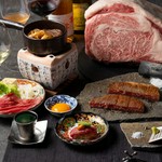 旨みたっぷりのしまね和牛と一緒に、ソムリエ厳選のワインや日本酒のペアリングが堪能できるコース。