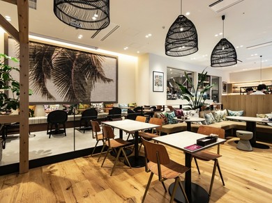 リゾート感あふれるオシャレな店内