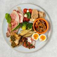 旬の食材を使った前菜を盛り含わせで。
テーブルナイスイチオシの一皿です。
2～3名様でワイワイとお召し上がりください！
※内容は季節により異なります。

〈プチサイズ〉1,210円