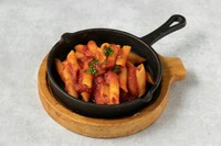 エビとトマトを使用したシンプルなオイルソースに風味豊かなイタリア産ボッタルガを贅沢に振りかけました