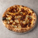 人気チーズケーキ。添えた岩塩と一緒に食べるとチーズの濃厚さが引き立ちます！