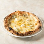 宇治抹茶の香りとほろ苦さ、たっぷりのクリームと添えられた黒豆がひきたてます。