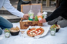 おしゃれなピクニックシートや選べる小物の貸し出し付き！お料理は全7品がついたお得なプランです。