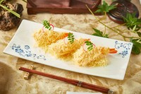 カリッと揚げた車海老にマヨネーズをからめて、千切りポテトをまぶします。