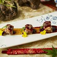 豚肉の甘味と黒酢の酸味が純粋に味わえる一品です。