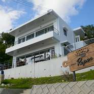 1階は【小さなキッチンReps】、2階には美容室とエステがあります。2階での施術が終了した後は、1階で食事するのもおすすめ。前門さんをはじめとするスタッフが優しく迎え入れてくれるので、気軽に訪れられます。